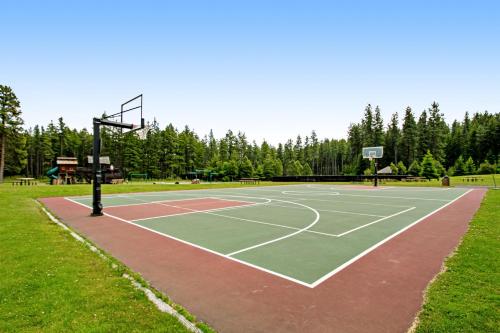 Instalaciones para jugar a tenis o squash en Evergreen Escape o alrededores