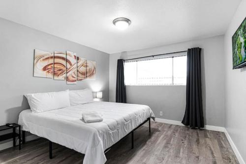 a bedroom with a bed with white sheets and a window at Cozy 1 Bed Sleeps 4! Near Strip Perfect GetAway! in Las Vegas