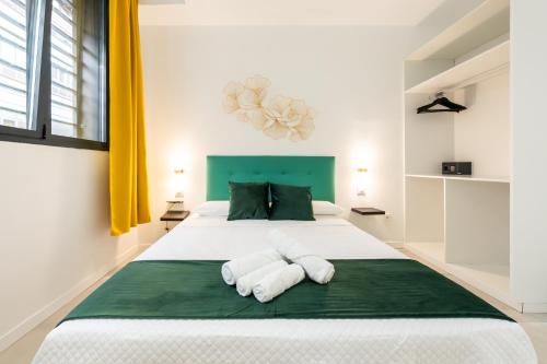 Postel nebo postele na pokoji v ubytování Lemon Apartment & Hotels Bernabeu