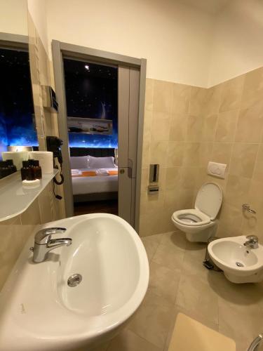 Koupelna v ubytování Hotel Royal
