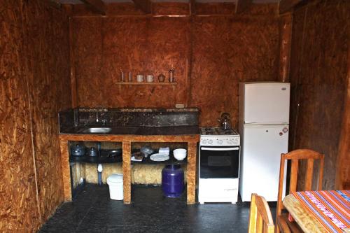 Η κουζίνα ή μικρή κουζίνα στο Pitusiwasi Guest House