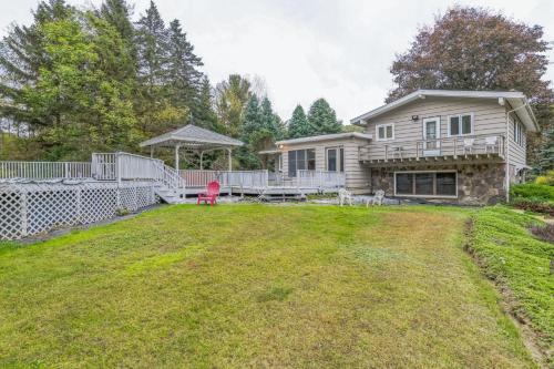 un ampio cortile con una casa e un gazebo di Sidney Lodging home a Sidney