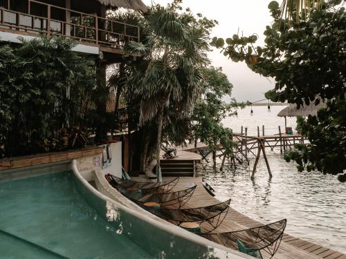 Bazén v ubytování Khaban Bacalar Hotel Boutique nebo v jeho okolí