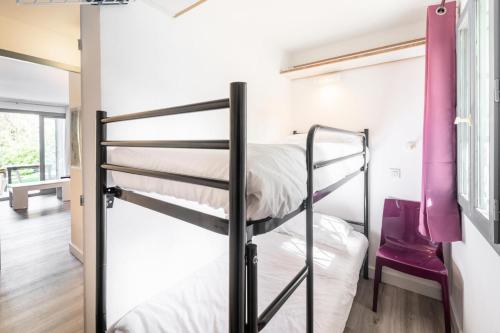 モリエ・エ・マーにあるVillage Moliets - maeva Home - Studio 4 Personnes - Confort MAE-5134の二段ベッドが2つと窓のある部屋