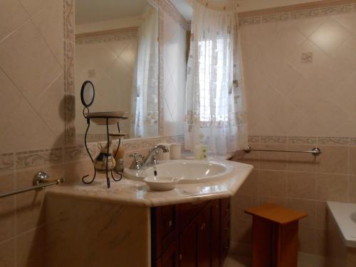 トラーパニにあるAppartamento Eleodoroのバスルーム(シンク、鏡、バスタブ付)