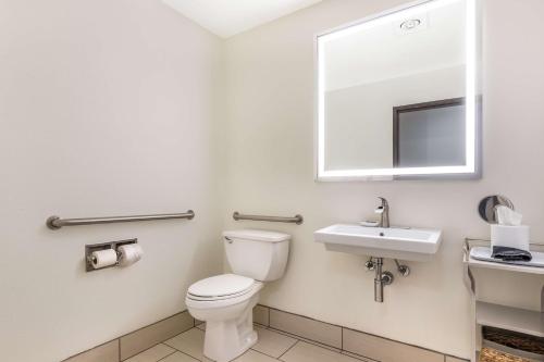 Ένα μπάνιο στο Best Western Plus University Park Inn & Suites