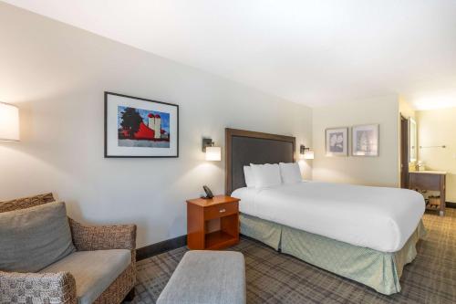 Ένα ή περισσότερα κρεβάτια σε δωμάτιο στο Best Western Plus University Park Inn & Suites