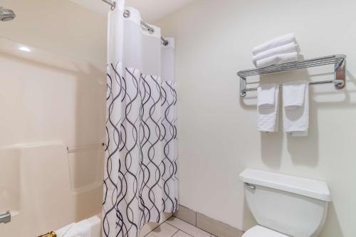 Ένα μπάνιο στο Best Western Plus University Park Inn & Suites