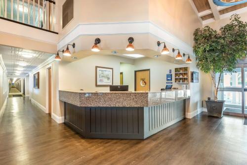 Ο χώρος του λόμπι ή της ρεσεψιόν στο Best Western Plus University Park Inn & Suites