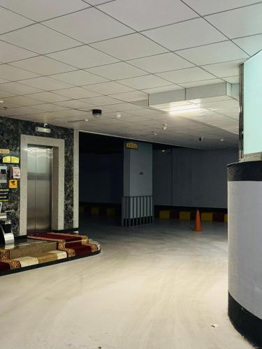 an empty room with a large room with a unintention at شقق زهرة الباهية للشقق المخدومة in Najran
