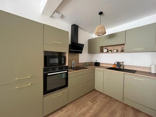 Il comprend une cuisine avec des appareils en acier inoxydable et du parquet. dans l'établissement Alicia - 6 Pers- centre historique, à Sigean