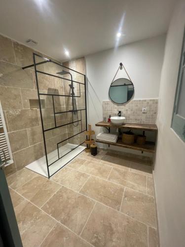 une salle de bain avec un lavabo et un miroir dans l'établissement Alicia - 6 Pers- centre historique, à Sigean