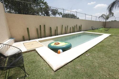 a swimming pool with a inflatablelatableogie at Casa Cactus escapada perfecta en Cocoyoc in Cocoyoc