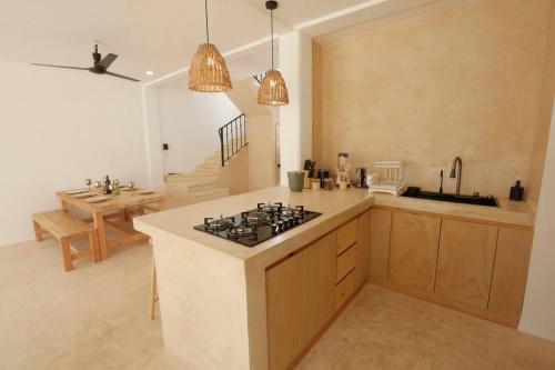 a kitchen with a stove and a counter top at Casa Cactus escapada perfecta en Cocoyoc in Cocoyoc