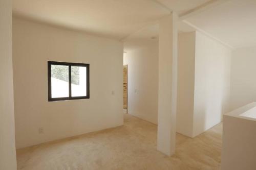 an empty room with a window on the wall at Casa Cactus escapada perfecta en Cocoyoc in Cocoyoc