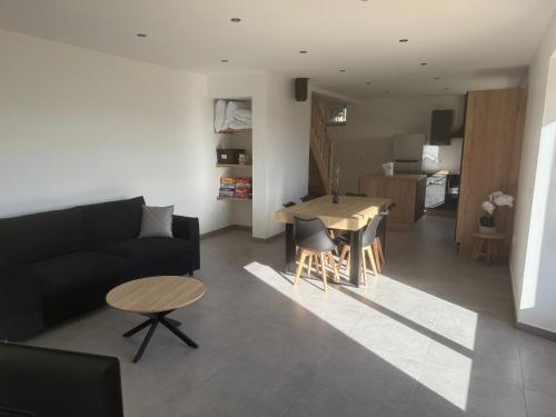 un salon avec un canapé et une table dans l'établissement Maison Léonora, à Saint-Genix-sur-Guiers