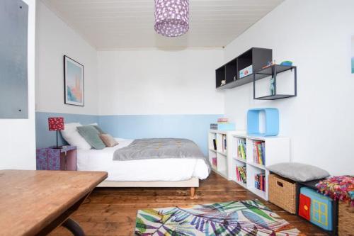 une chambre avec un lit et une étagère dans l'établissement Maison de bourg Bord de Rance Proximité des plages, à Pleudihen-sur-Rance