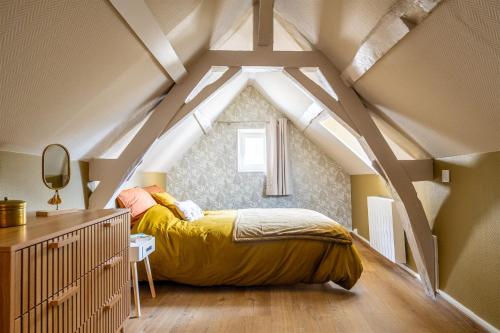 une chambre avec un lit dans un grenier dans l'établissement Espace, confort, calme et design en plein centre !, à Laval