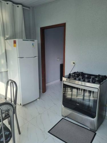 Η κουζίνα ή μικρή κουζίνα στο Stúdio andar superior, próximo ao hotel Rafain Palace