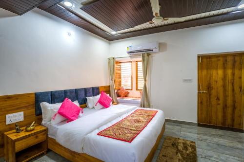 Ένα ή περισσότερα κρεβάτια σε δωμάτιο στο Ratan Villa