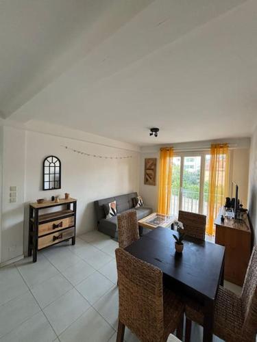 un salon avec une table et un canapé dans l'établissement Appartement T3 Cagnes sur Mer, à Cagnes-sur-Mer