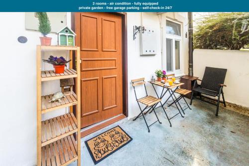 Old town 2 rooms apartment garden free parking