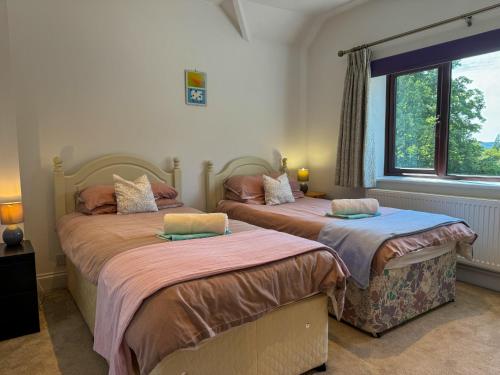 Кровать или кровати в номере New! Double Driveway, Large Garden Sleeps 4 Book Now!