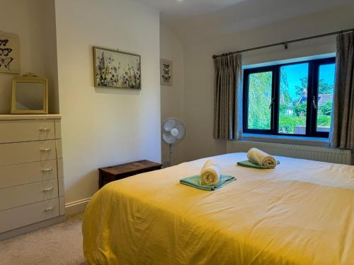 Кровать или кровати в номере New! Double Driveway, Large Garden Sleeps 4 Book Now!