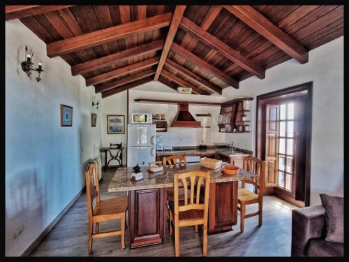 a kitchen and dining room with a table and chairs at Casa Rural Faustina in Isora