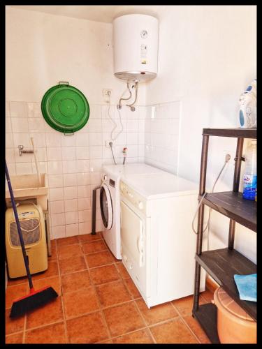 a kitchen with a washing machine and a green plate at Casa Rural Faustina in Isora