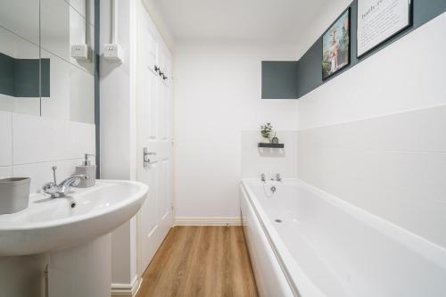 Ένα μπάνιο στο Aylesbury 3BR Home, Sleeps 6, Families & Contractors Homely Stay