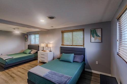 Ένα ή περισσότερα κρεβάτια σε δωμάτιο στο Spacious Backyard & Pool Retreat - 5 Mins to Beach