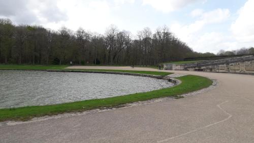 un étang dans un parc à côté d'une route dans l'établissement Grand studio cosy, lumineux et équipé au cœur du Chesnay, à Le Chesnay