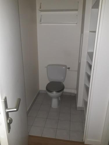 une salle de bain avec toilettes dans une petite pièce dans l'établissement Grand studio cosy, lumineux et équipé au cœur du Chesnay, à Le Chesnay