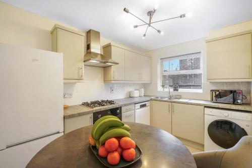 Η κουζίνα ή μικρή κουζίνα στο Aylesbury 3BR Home, Sleeps 6, Families & Contractors Homely Stay