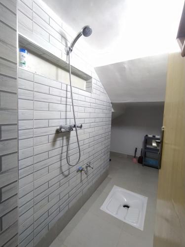 a bathroom with a shower and a toilet at Maison d'hôte Najah 1 in Khenifra
