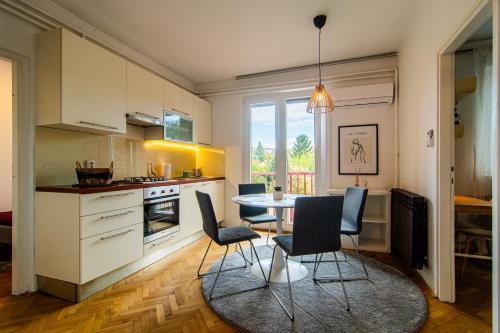 Flexible SelfCheckIns 102 - Zagreb - Parking - WIFI - Loggia