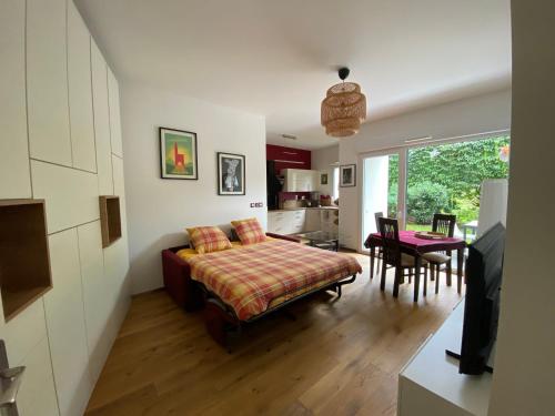 une chambre avec un lit, une table et des chaises dans l'établissement Strasbourg 3 pièces 