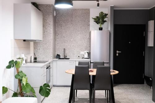 Η κουζίνα ή μικρή κουζίνα στο Apartments Space and More, Dmowskiego - 20 minut do RYNKU, Self Check-In 24H, Parking