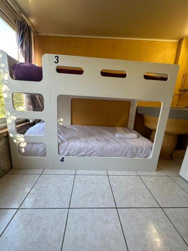 a bunk bed with two bunk beds in a room at Agréable Dortoir en bord de jardin Lit 3 in Castres