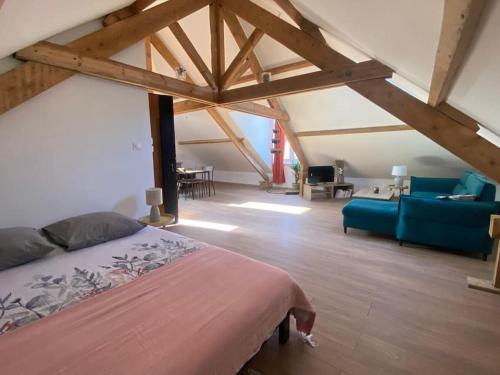 une chambre avec un lit et un salon dans l'établissement Appartement proche plage, à Dunkerque