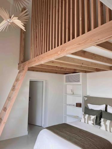 - une chambre avec une mezzanine et un escalier dans l'établissement LA GRANDE JANE petite villa bord de mer, à Borgo