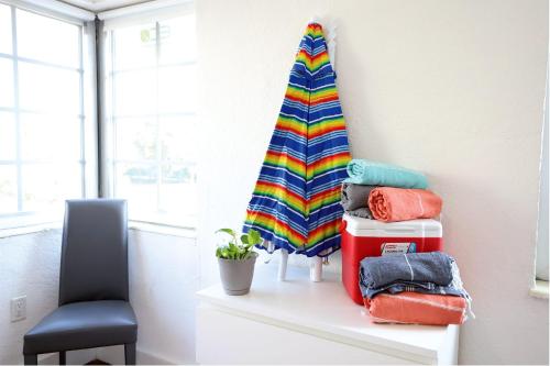 une pièce avec une planche de surf sur une étagère avec des serviettes dans l'établissement South Beach Free Parking Family & Pet Friendly Walk to Beach & Bay, à Miami Beach