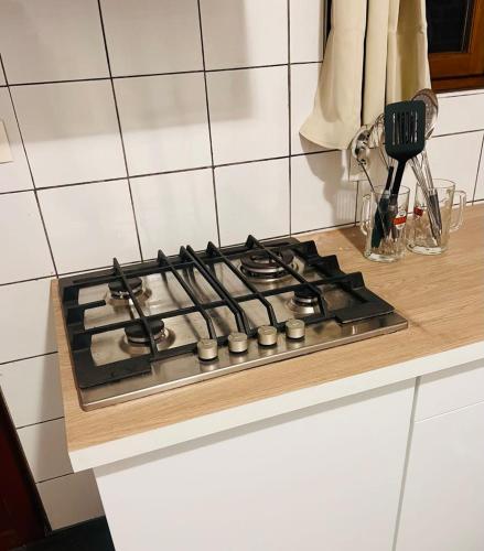 a stove top oven sitting on top of a kitchen counter at Welkom huis in Eecke