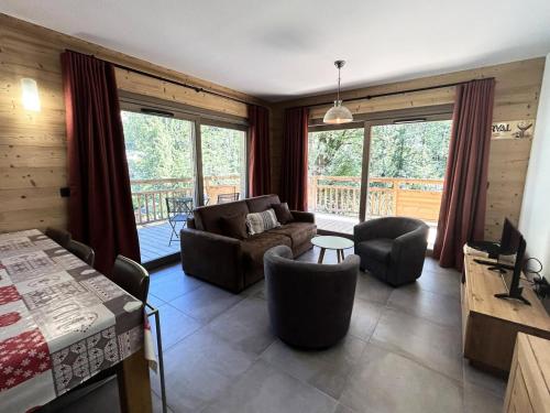 un salon avec un canapé, des chaises et une table dans l'établissement Résidence Les Terrasses De La Vanoise - EXCLUSIF ! Les Terrasses C11 MAE-3681, à Champagny-en-Vanoise