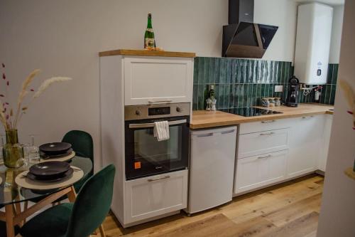 Kuchyň nebo kuchyňský kout v ubytování Le Logis Des Remparts Appartement neuf
