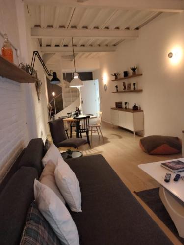 a living room with a couch and a table at Cómodo Departamento en Donceles al lado de Bellas Artes! in Mexico City