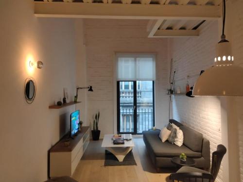 a living room with a couch and a tv at Cómodo Departamento en Donceles al lado de Bellas Artes! in Mexico City