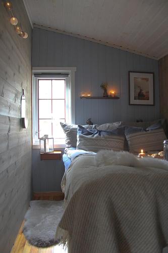 a bedroom with two beds and a window at Cozy cottage with a Wonderful view - Hiking trails - Silence in Mjåvatn