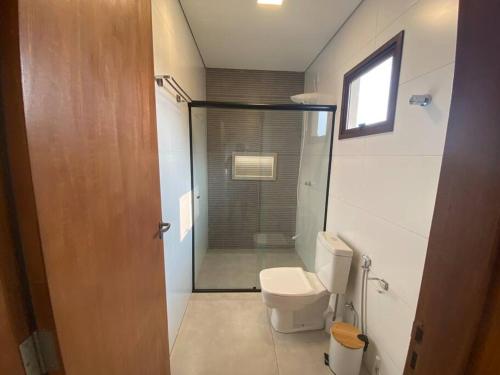 Ένα μπάνιο στο Bangalô com piscina e privacidade a 6 km do centro